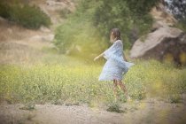Donna che balla nel parco, Stoney Point, Topanga Canyon, Chatsworth, Los Angeles, California, USA — Foto stock