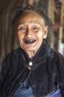 Mujer mayor con dientes negros, Shan State, Keng Tung, Birmania - foto de stock