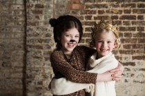 Молодые девушки в костюмах кошки и королевы — стоковое фото