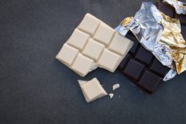 Nature morte avec chocolat blanc et noir — Photo de stock