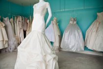 Выбор свадебных платьев в бутик-комнате — стоковое фото