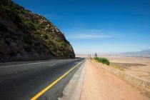 Пустая дорога в ЮАР — стоковое фото