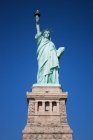 Vue du bas de la statue de la liberté contre le ciel — Photo de stock