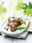Блюдо из курицы тикка кебаб, ломтик лайма на деревянном столе — стоковое фото