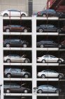 Автомобілі, припарковані на парковці — стокове фото