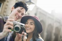 Jeune couple avec caméra vintage — Photo de stock