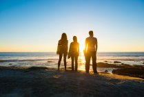 Tre persone alla spiaggia di Windansea, La Jolla, California — Foto stock