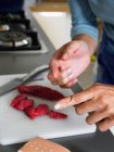 Mujer en cocina con corte en el dedo - foto de stock