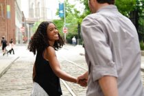 Couple holding hands in street — Stock Photo