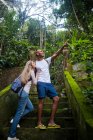 Casal olhando para longe em passos na selva — Fotografia de Stock