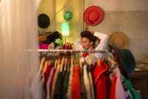 Femme faisant du shopping dans la boutique de vêtements — Photo de stock