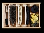 Vista dall'alto dello smalto per scarpe e dei pennelli in una scatola — Foto stock