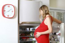 Schwangere mit Heißhunger im Kühlschrank — Stockfoto
