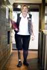 Retrato de mulher adulta média com perna protética — Fotografia de Stock