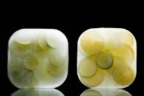 Limões e limões congelados — Fotografia de Stock