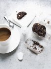 Vista superior da xícara de café e biscoitos de chocolate chip — Fotografia de Stock