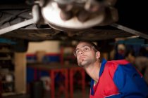 Car mechanic at work in service bay — Stock Photo