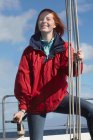 Молода жінка тримається на мотузці на яхті — стокове фото