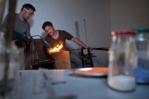 Zwei Männer arbeiten in Glasfabrik — Stockfoto