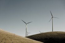 Turbinas eólicas en la colina - foto de stock