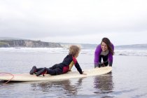 Madre insegnamento figlio come navigare — Foto stock