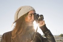 Portrait de jeune femme utilisant un appareil photo slr — Photo de stock
