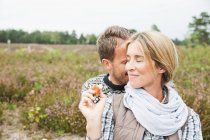 Mitte erwachsenes Paar, Frau lächelt mit geschlossenen Augen — Stockfoto
