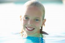 Porträt eines blauäugigen Mädchens im Schwimmbad, Buonconvento, Toskana, Italien — Stockfoto