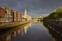 Edifici fluviali e lungo il fiume Liffey, Dublino, Repubblica d'Irlanda — Foto stock