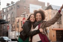 Frauen umarmen sich auf der Straße — Stockfoto