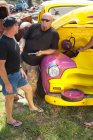 Mecânica trabalhando em carro colorido — Fotografia de Stock