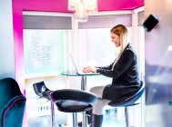 Geschäftsfrau tippt im Büro auf Laptop — Stockfoto