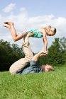 Pai e filha brincando no parque — Fotografia de Stock