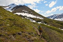 Alpinista feminina caminhando subida, visão traseira, Parque Estadual Chugach, Ancoragem, Alasca, EUA — Fotografia de Stock