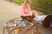 Женщины-велосипедистки с гоночным велосипедом отдыхают в парке — стоковое фото