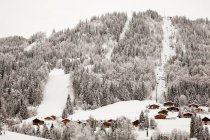 Дома и кресельный подъемник на снежной горе — стоковое фото