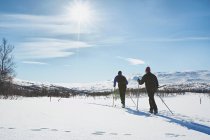 Двоє чоловіків, катання на лижах у snowy сфера — стокове фото