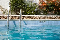 Leeres Schwimmbad mit Treppe — Stockfoto