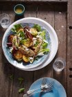 Pollo barbecue, pesca e cos insalata di lattuga — Foto stock
