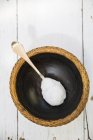 Вид зверху ложка холодної кокосової олії на мисці — стокове фото