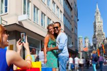 Mulher fotografando casal em Munique Marienplatz, Munique, Alemanha — Fotografia de Stock