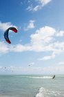 Giovane kitesurf in mare — Foto stock