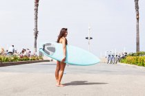 Mulher com prancha de surf, Hermosa Beach, Califórnia, EUA — Fotografia de Stock