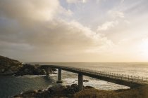 Ponte sagomato sulla costa contro il cielo nuvoloso, Reine, Lofoten, Norvegia — Foto stock