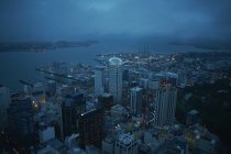 Vista de Auckland por la noche - foto de stock