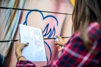 Graffiti artist spray painting wall, Venice Beach, California, USA — Foto stock