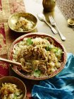 Вид сверху на подачу блюд с курицей и рисом из кориандра — стоковое фото