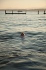 Homem flutuando na parte de trás na água — Fotografia de Stock