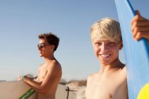 Два молодих чоловіка з дошками для серфінгу — стокове фото