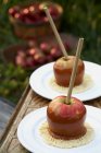 Manzanas toffee en platos - foto de stock